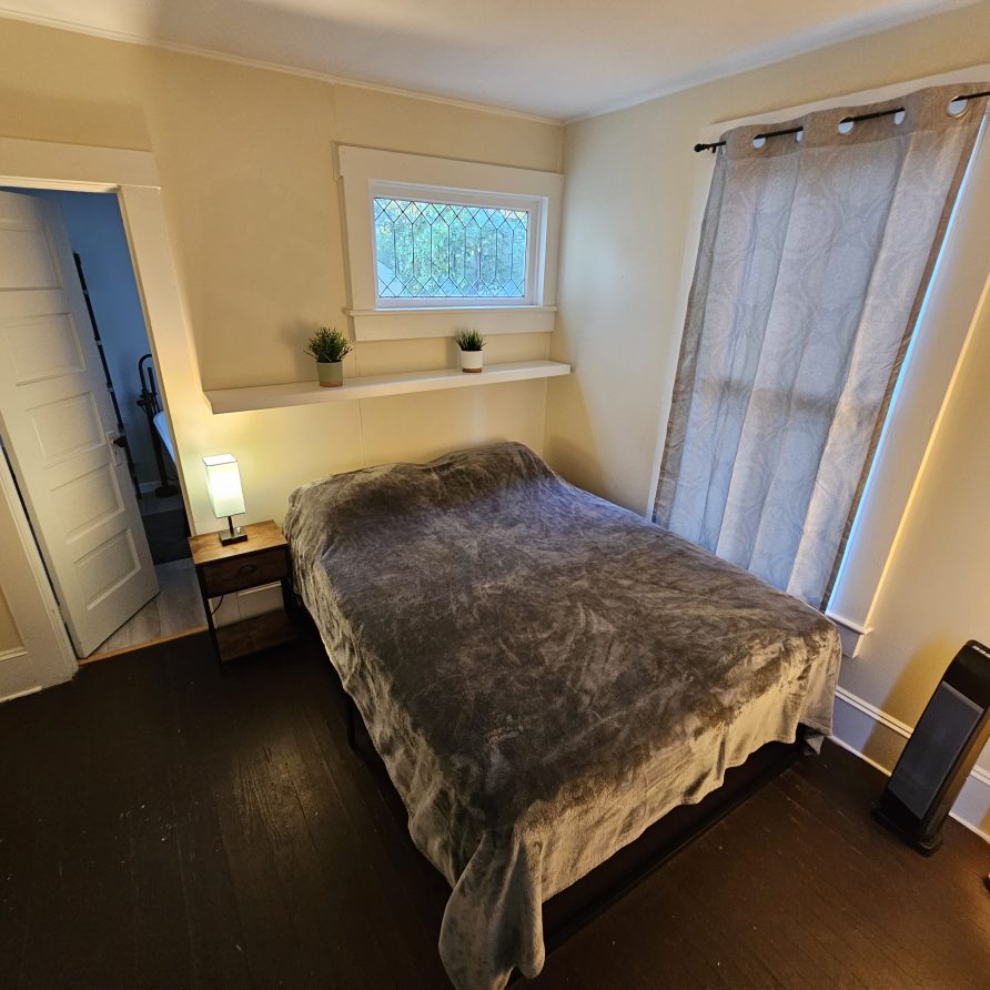 Downstairs Harbor House Apartment – Wilmington vacation rental bedroom