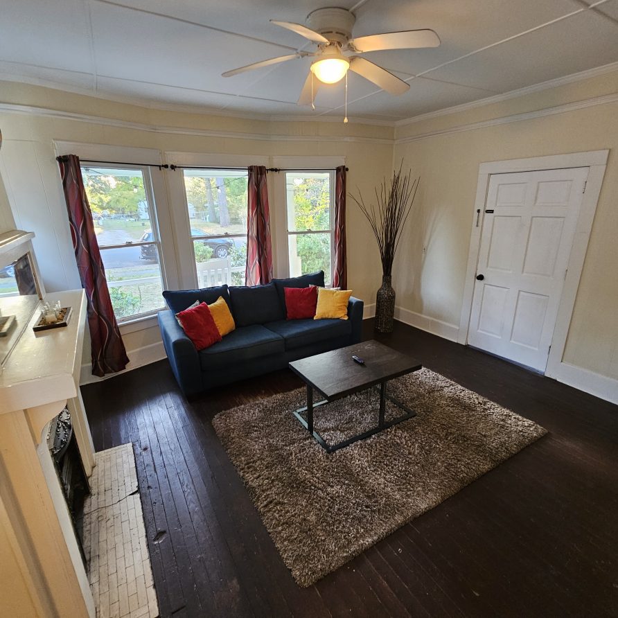 Downstairs Harbor House Apartment – Wilmington vacation rental living room